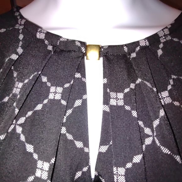 Liz Claiborne Career Black White Geometric Stretch Top Size Med Petite - Picture 3 of 6